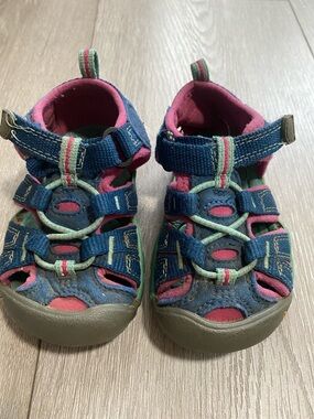 KEEN Kids Navy and Pink Closed-Toe Sandals Water Hiking Girls Sz 5 Shoes Slip On